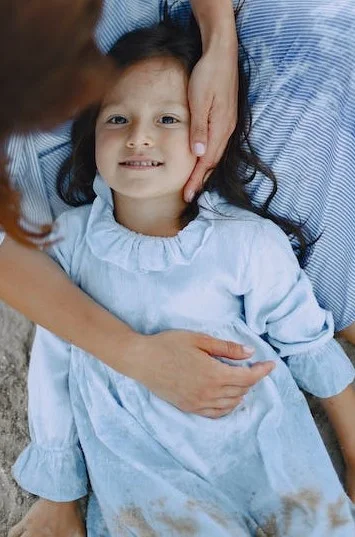 jeune fille couchée sur le dos parterre