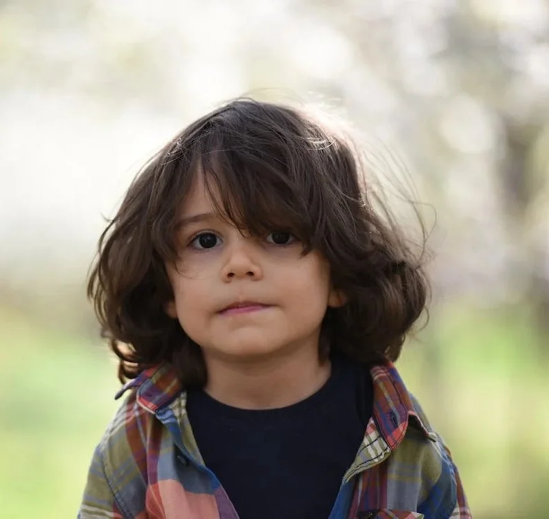 visage garçon avec cheveux brun