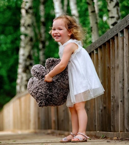 petite fille avec un nounours